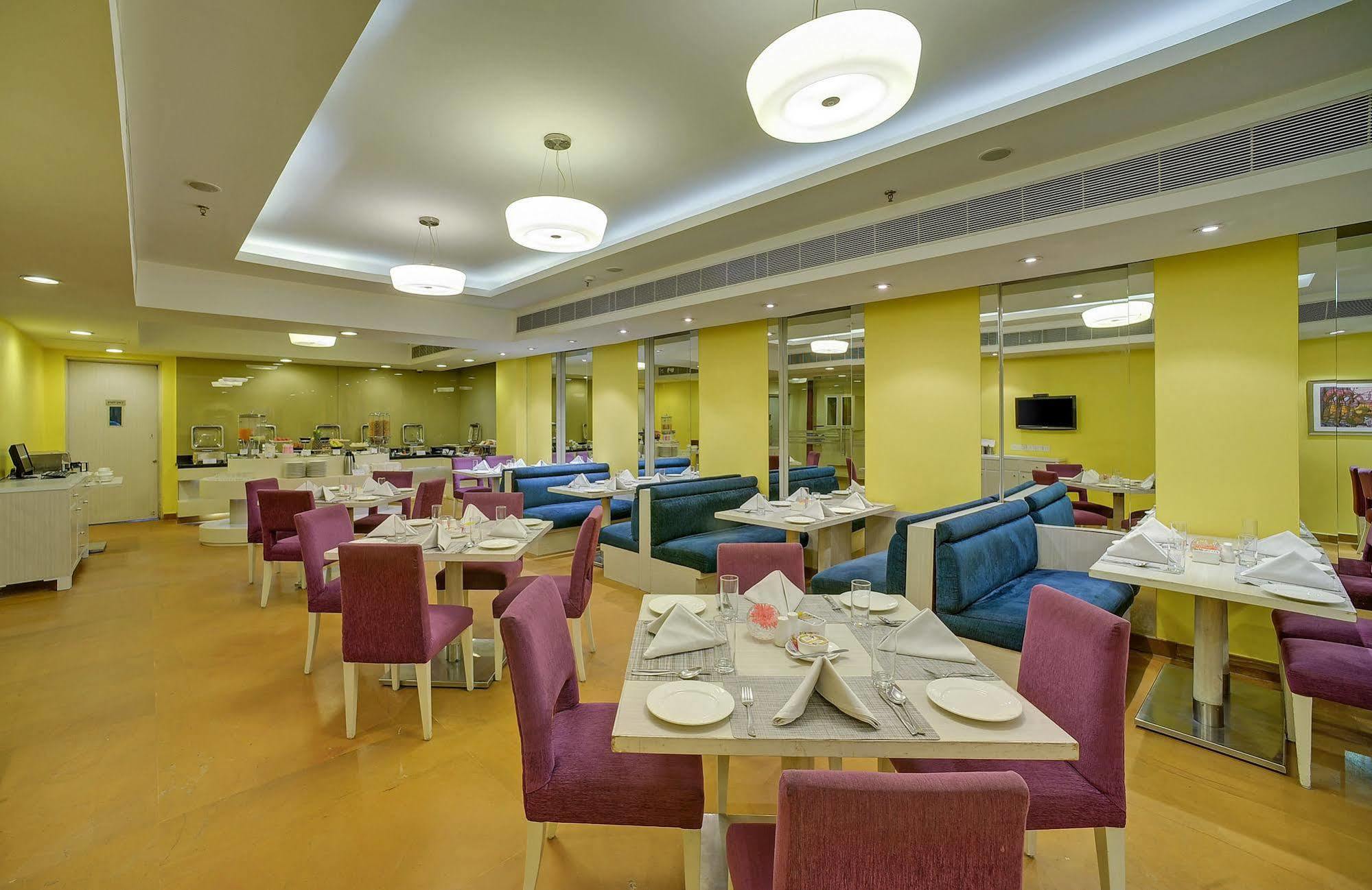 Sarovar Portico Naraina, Hotel Nuova Delhi Esterno foto